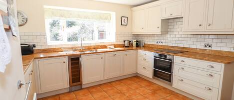 Kühlschrank, Geschirrspüler, Kochgeschirr/Geschirr/Besteck