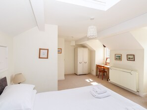 4 camere, con stile personalizzato, con arredamento individuale