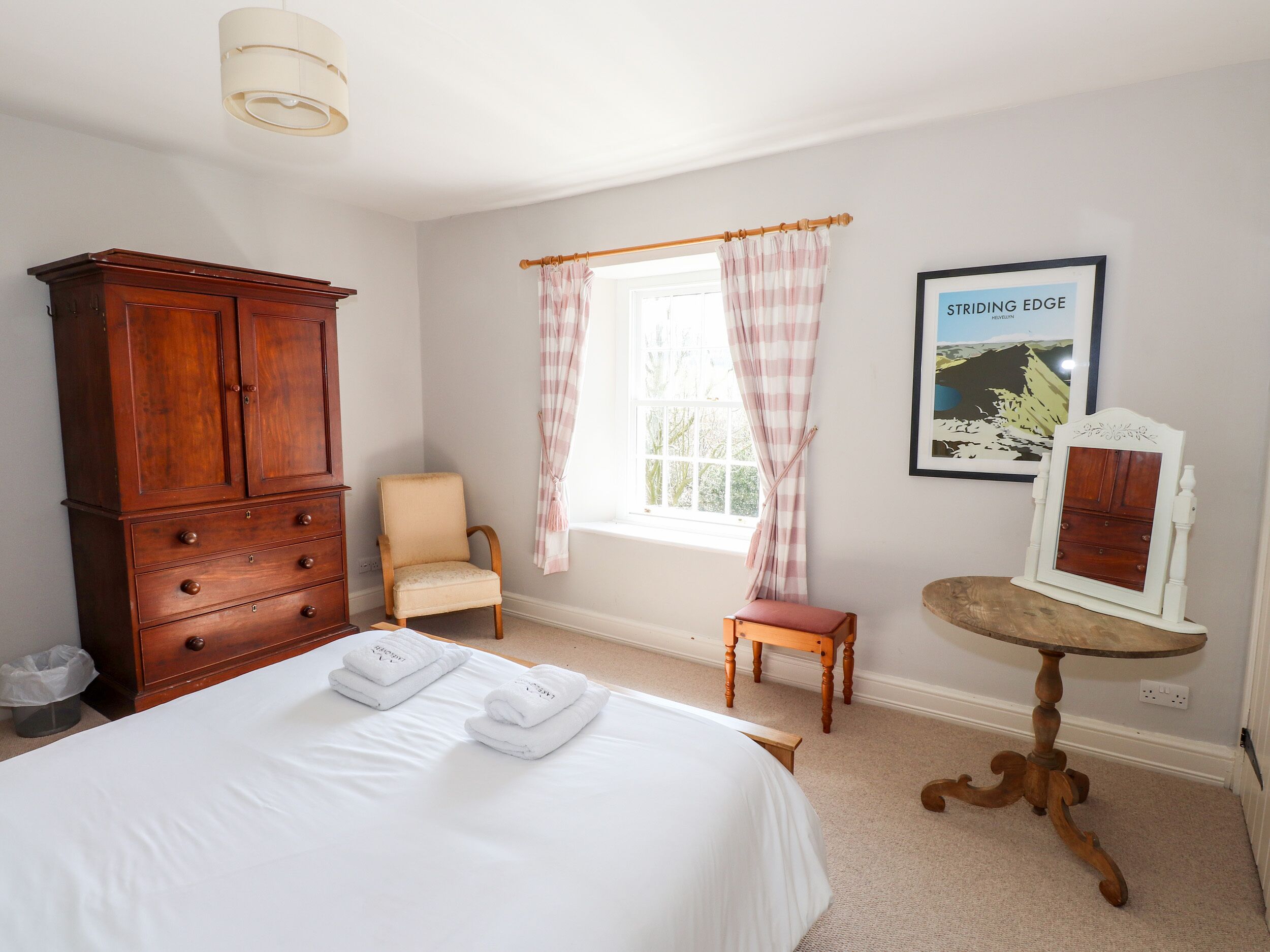 4 quartos, individualmente decorados, individualmente mobiliados