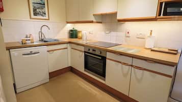 Cottage | Private kitchen | Fridge, dishwasher, electric kettle, toaster