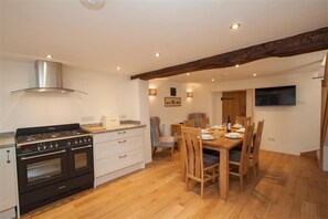 Fridge, dishwasher, cookware/dishes/utensils - Mylnbeck (Windermere)