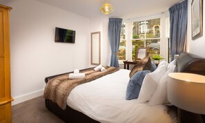 2 Schlafzimmer, individuell dekoriert, individuell eingerichtet