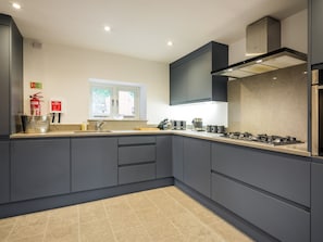 Frigorífico, lavavajillas y utensilios de cocina