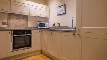 Refrigerador, lavavajillas, utensilios de cocina