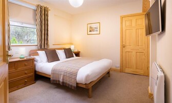 2 quartos, individualmente decorados, individualmente mobiliados