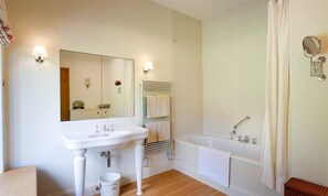 Shower, hair dryer - The Old Coach House (Windermere)