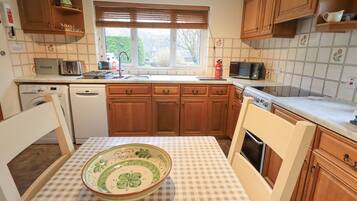 Cottage | Bếp riêng | Tủ lạnh, máy rửa bát, dụng cụ nấu nướng/bát dĩa/dao nĩa