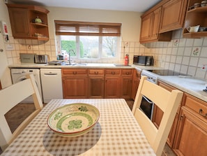 Cottage | Private kitchen | Dishwasher, cookware/dishes/utensils