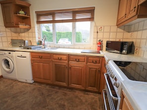 Cottage | Private kitchen | Dishwasher, cookware/dishes/utensils