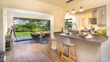 Geladeira, lava-louças, talheres/pratos/utensílios de cozinha