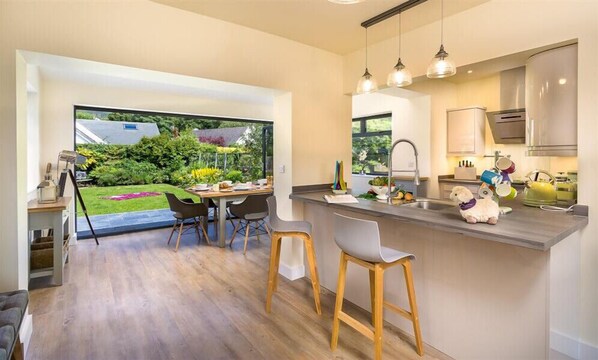 Frigorifero, lavastoviglie, pentole/stoviglie/utensili