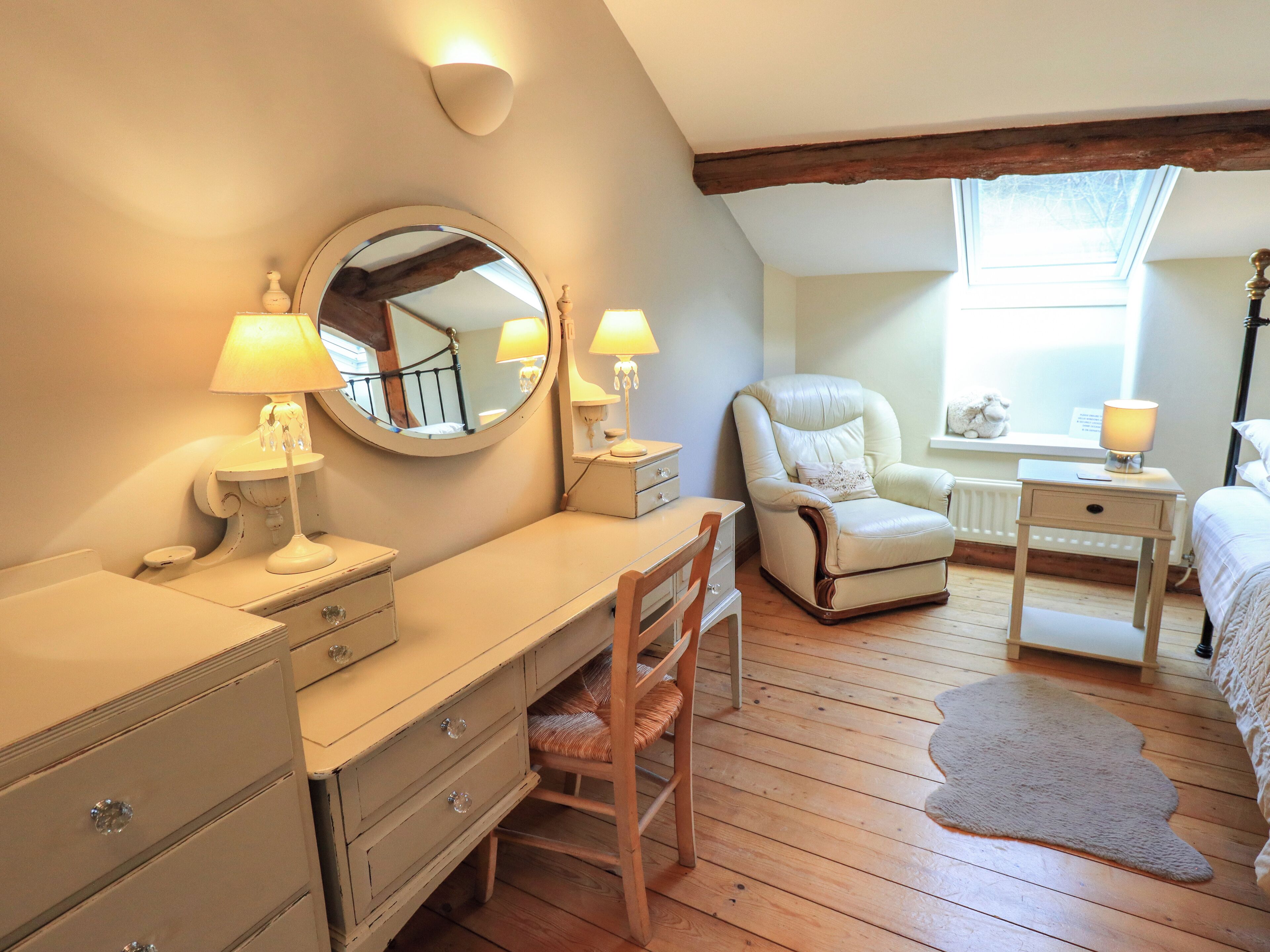 3 bedrooms, individually decorated, individually furnished, desk