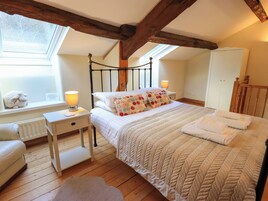 Cottage | 3 bedrooms, individually decorated, individually furnished, desk