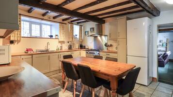 Cottage | Private kitchen | Fridge, dishwasher, cookware/dishes/utensils