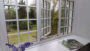 Una habitación con un ventanal que ofrece vistas a un jardín.