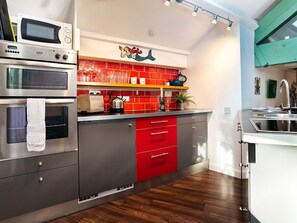 Lava-louças, talheres/pratos/utensílios de cozinha