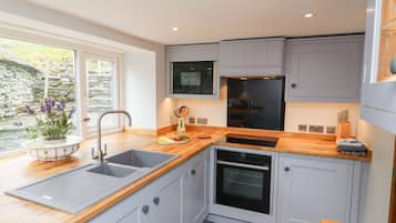 Fridge, dishwasher, cookware/dishes/utensils