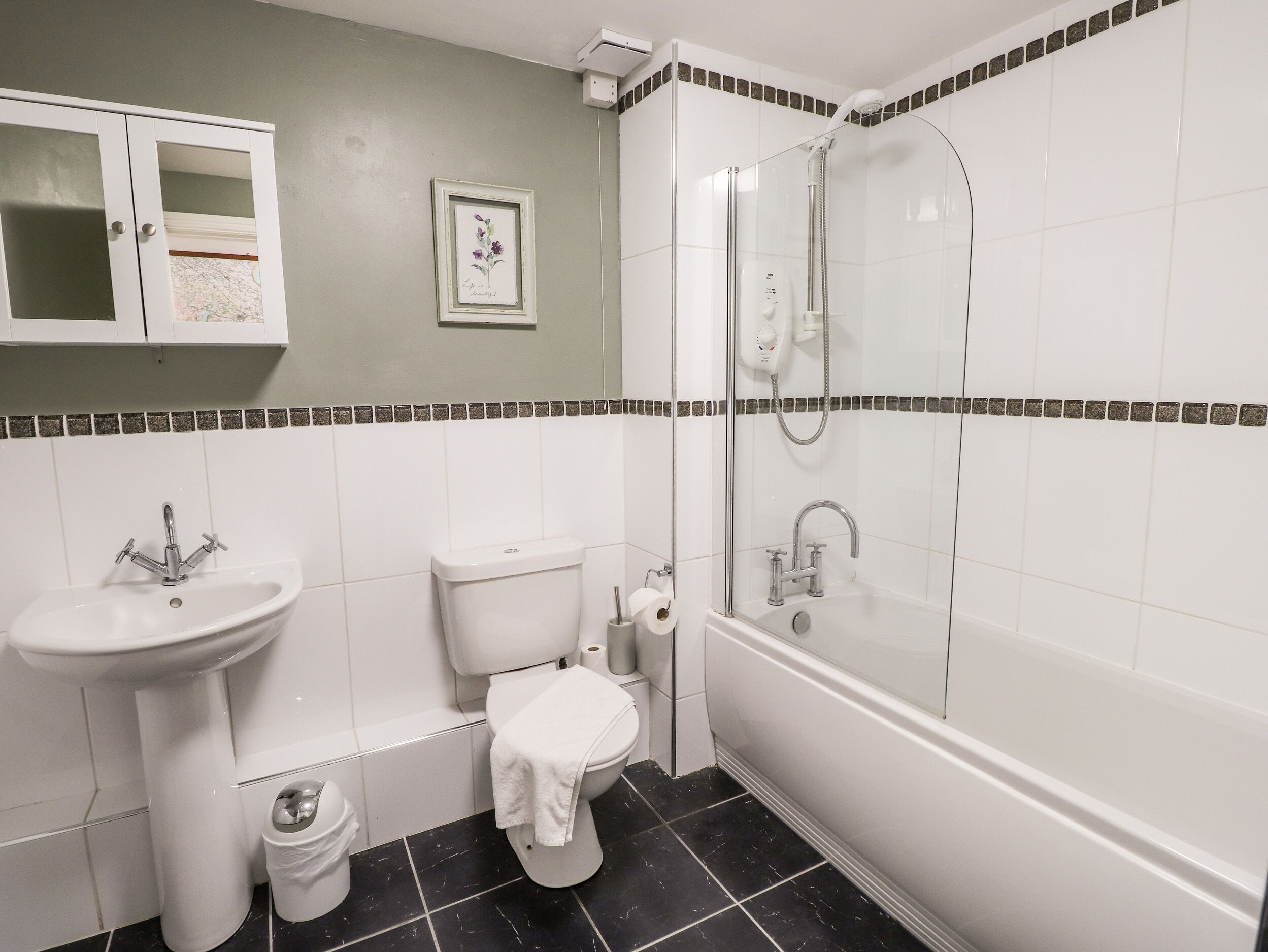 Un baño con lavabo, inodoro y ducha.