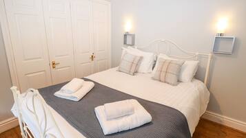 2 quartos, individualmente decorados, individualmente mobiliados