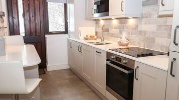 Geladeira, lava-louças, talheres/pratos/utensílios de cozinha