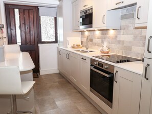 Fridge, dishwasher, cookware/dishes/utensils - Babbling Brook (Ambleside)