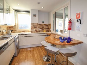 Kühlschrank, Geschirrspüler, Kochgeschirr/Geschirr/Besteck