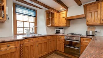 Lemari es, mesin pencuci piring, dan peralatan masak/sendok-piring