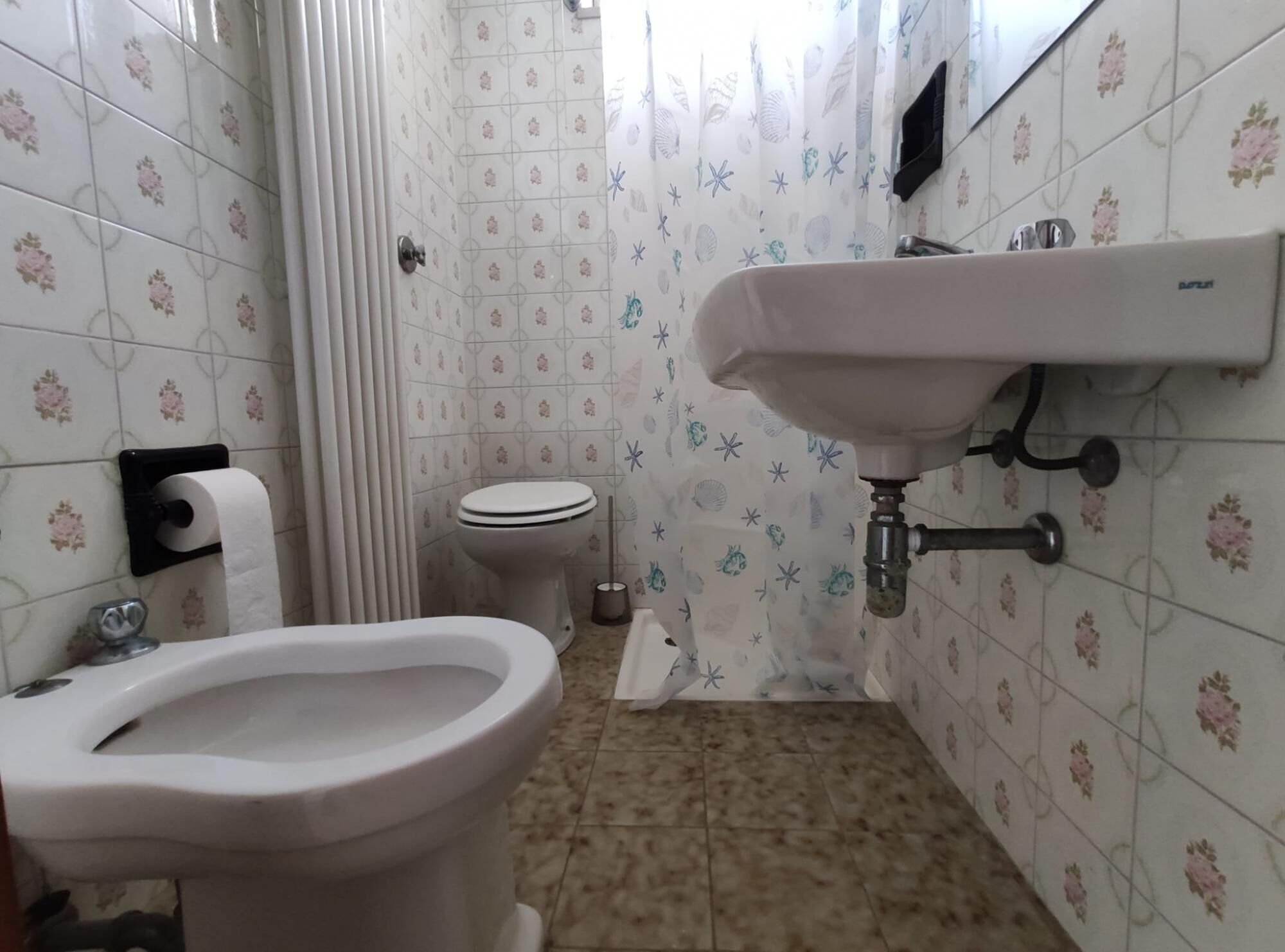 Ein Badezimmer mit Toilette, Bidet und Waschbecken.