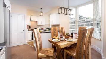 Fridge, microwave, dishwasher, cookware/dishes/utensils