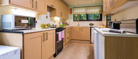 Fridge, dishwasher, cookware/dishes/utensils