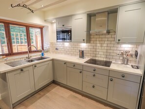 Refrigerador, lavavajillas, utensilios de cocina