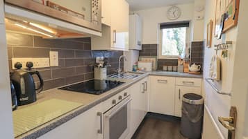 Cottage | Private kitchen | Fridge, dishwasher, cookware/dishes/utensils
