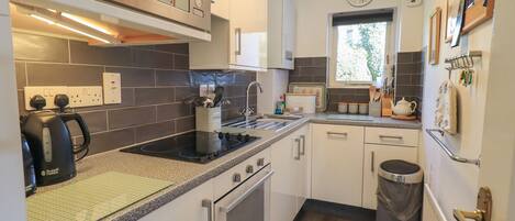 Cottage | Private kitchen | Fridge, dishwasher, cookware/dishes/utensils