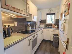 Cottage | Private kitchen | Fridge, dishwasher, cookware/dishes/utensils - Troutbeck (Ambleside)
