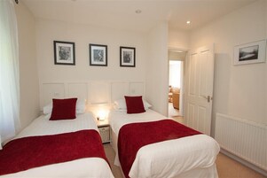 2 quartos, individualmente decorados, individualmente mobiliados