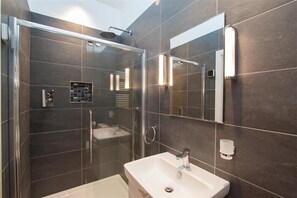 Shower - Spring Cottage (Ambleside)