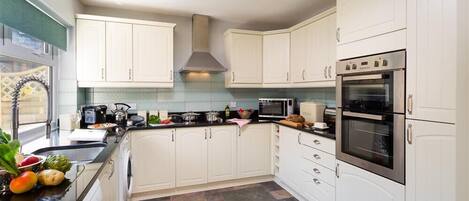 Fridge, dishwasher, cookware/dishes/utensils