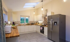 Fridge, dishwasher, cookware/dishes/utensils - Scalegill House (Cockermouth)