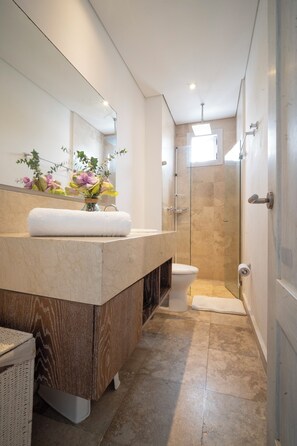 Badewanne, Handtücher, Toilettenpapier