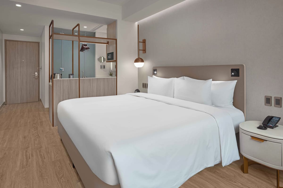 Deluxe Room | 1 bedroom, minibar, in-room safe, individually decorated