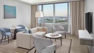 Luxury-Suite | Wohnbereich | 50-Zoll-LED-Fernseher mit Kabelempfang, Fernseher