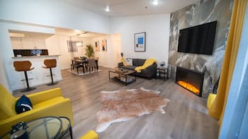 Smart TV y chimenea