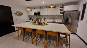 ثلاجة، ميكروويف، فرن، موقد طهي مسطح