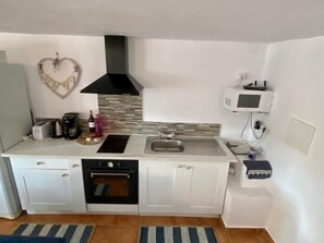 Refrigerador, microondas, horno, placa de cocina