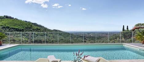 Lämmitetty uima-allas