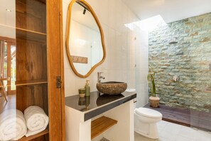 淋浴设施、吹风机、毛巾、肥皂