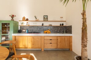 冰箱、炉灶、茶具/咖啡用具、电热水壶