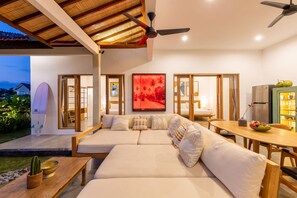 3 多间卧室、客房内保险箱、办公桌、免费 WiFi