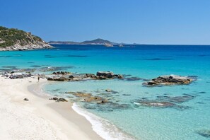 Beach - Three-room apartment for 6 people, about 60 square meters: living room with double sofa bed, double bedroom (separable beds), bedroom with two single beds and bathroom with shower.The charming apartments can be located on the first or second floor, all w (Villasimius)