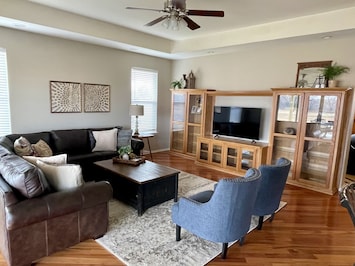 Living Room. Plenty of seating on the large leather sofa and 2 accent chairs.